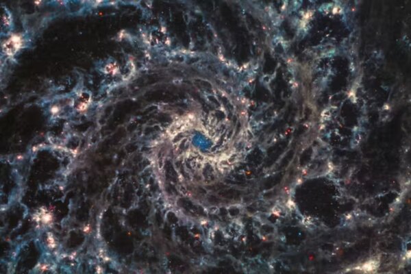 Dust in the heart of galaxy NGC628.
